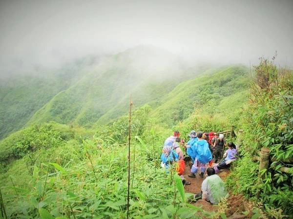 Khi đi trong Vườn quốc gia Hoàng Liên, khách leo núi rất dễ gặp mưa vì thời tiết những ngày tháng 8 khá thất thường. Mưa xuống không chỉ làm cản trở tầm nhìn mà còn dễ khiến người leo núi buốt đầu và di chuyển khó khăn hơn nhiều.