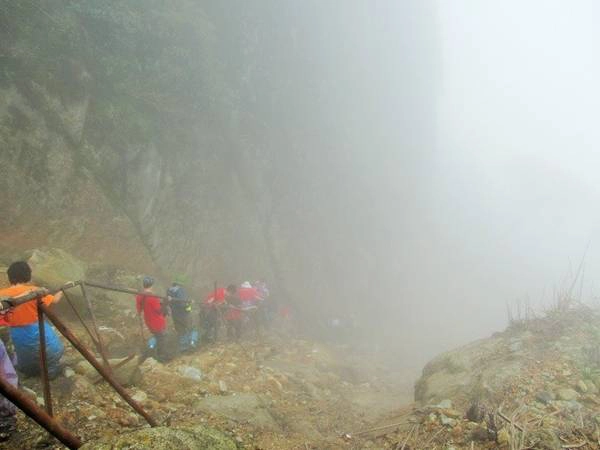 Càng đi càng lên cao thì du khách càng thấy mình đang đi sâu hơn trong mây, đó cũng là một cản trở không nhỏ khi mà đường đi lắm ngã rẽ nhưng mây mù lại giăng kín lối.