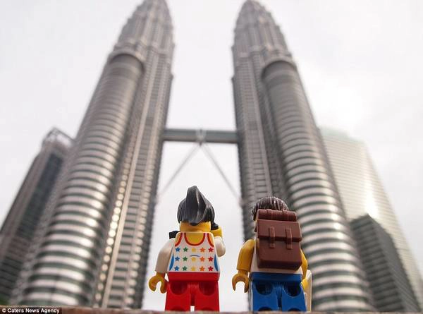 Cặp đôi đang cùng nhìn về phía trước mặt của tòa tháp đôi Petronas Towers cao 452 mét tại thủ đô Kuala Lumpur (Malaysia).