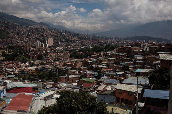 Ảnh: Juancho Torres Quang cảnh thành phố Medellín. Medellín là thành phố ở miền trung Colombia, thủ phủ của tỉnh Antioquia. Thành phố này nằm trong một thung lũng núi với độ cao 1.525m trên mực nước biển. Đây là thành phố lớn thứ hai ở Colombia. Dân số thành phố này là 2,4 triệu người. Ảnh: Juancho Torres Quang cảnh thành phố Medellín. Medellín là thành phố ở miền trung Colombia, thủ phủ của tỉnh Antioquia. Thành phố này nằm trong một thung lũng núi với độ cao 1.525m trên mực nước biển. Đây là thành phố lớn thứ hai ở Colombia. Dân số thành phố này là 2,4 triệu người.
