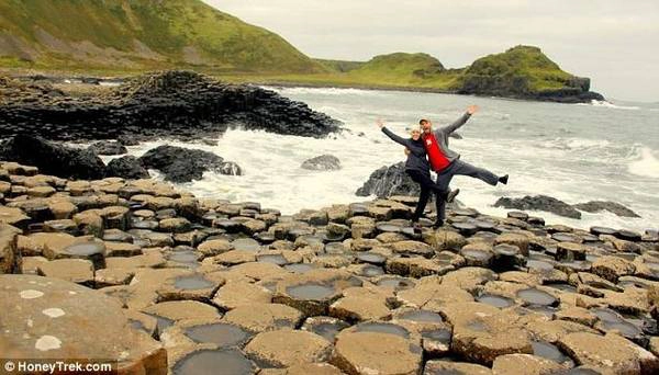 Hình ảnh cặp đôi ở bên bờ biển Giant's Causeway ở Bắc Ireland