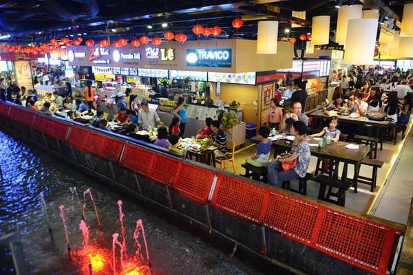 Khu vực ăn uống của Sen Market tại công viên 23-9, Q.1, TP.HCM luôn đông nghẹt khách vào giờ cao điểm. Ảnh: QUANG ĐỊNH Khu vực ăn uống của Sen Market tại công viên 23-9, Q.1, TP.HCM luôn đông nghẹt khách vào giờ cao điểm. Ảnh: QUANG ĐỊNH