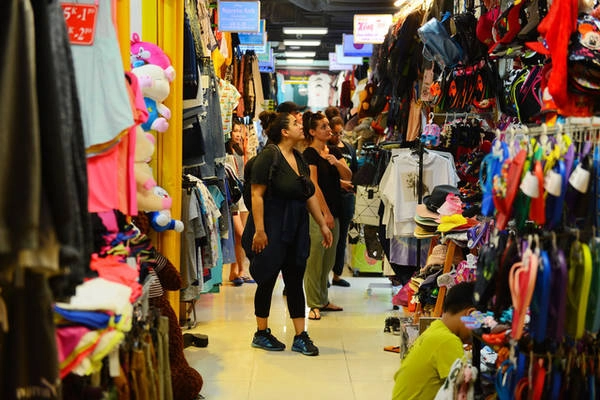 Một nhóm du khách Pháp đi tìm mua quần áo vừa ý của mình trong Sen Market. Ảnh: QUANG ĐỊNH Một nhóm du khách Pháp đi tìm mua quần áo vừa ý của mình trong Sen Market. Ảnh: QUANG ĐỊNH