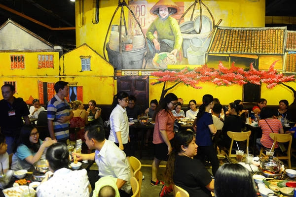 Bên trong không gian ăn uống của Sen Market được trang trí rất công phu và đẹp mắt. Ảnh: QUANG ĐỊNH Bên trong không gian ăn uống của Sen Market được trang trí rất công phu và đẹp mắt. Ảnh: QUANG ĐỊNH