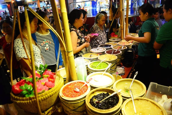 Đông đảo khách chờ mua chè Việt với rất nhiều loại khác nhau. Ảnh: QUANG ĐỊNH Đông đảo khách chờ mua chè Việt với rất nhiều loại khác nhau. Ảnh: QUANG ĐỊNH