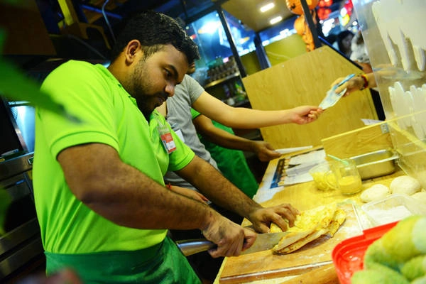 Anh Jahid, người Ấn Độ chế biến bánh Naan truyền thống bán cho thực khách. Ảnh: QUANG ĐỊNH Anh Jahid, người Ấn Độ chế biến bánh Naan truyền thống bán cho thực khách. Ảnh: QUANG ĐỊNH