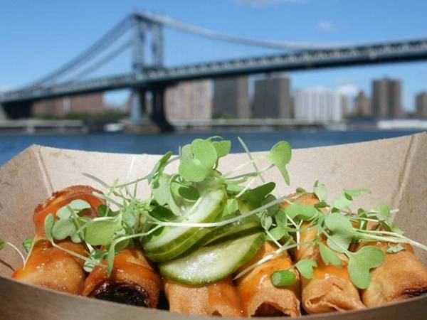 <strong>10. New York, Mỹ: </strong>Giá 1 chiếc burger: 24,26 USD, 1 ly cà phê: 5,38 USD, 1 chai rượu vang đỏ: 12,31 USD, 1 chiếc sandwich: 17,69 USD. Tổng cộng: 59,64 USD. <strong>10. New York, Mỹ: </strong>Giá 1 chiếc burger: 24,26 USD, 1 ly cà phê: 5,38 USD, 1 chai rượu vang đỏ: 12,31 USD, 1 chiếc sandwich: 17,69 USD. Tổng cộng: 59,64 USD.