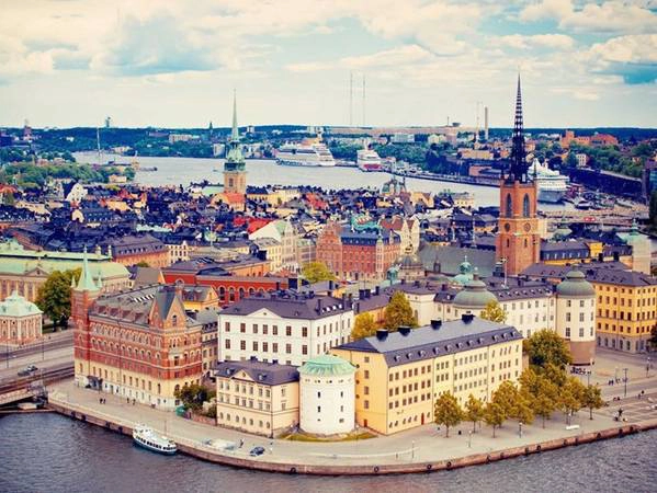 <strong>7. Stockholm, Thụy Điển: </strong>Giá 1 chiếc burger: 23,5 USD, 1 ly cà phê: 4 USD, 1 chai rượu vang đỏ: 11,37 USD, 1 chiếc sandwich: 22,84 USD. Tổng cộng: 61,71 USD. <strong>7. Stockholm, Thụy Điển: </strong>Giá 1 chiếc burger: 23,5 USD, 1 ly cà phê: 4 USD, 1 chai rượu vang đỏ: 11,37 USD, 1 chiếc sandwich: 22,84 USD. Tổng cộng: 61,71 USD.