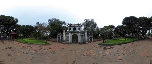Văn Miếu Môn tức là cổng tam quan phía ngoài của Quốc Tử Giám. Cổng có ba cửa, cửa giữa cao to và xây 2 tầng, phía bên ngoài còn có thêm Tứ trụ (Nghi Môn).