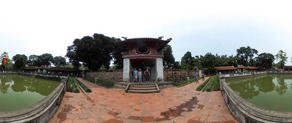 Thiên Quang Tỉnh tức "giếng soi ánh sáng bầu trời" hay còn được gọi là Ao Văn nằm ngay phía sau Khuê Văn Các. Giếng Thiên Quang cũng được coi là trung tâm của Văn Miếu khi toàn bộ văn bia Tiến sĩ hai bên đều hướng mặt về.