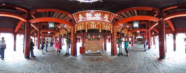 Đại Bái Đường nằm phía trước sân Đại Thành có chức năng hành lễ trong những kỳ tế tự xuân thu. Nằm song song ngay phía sau Đại Bái Đường là Thượng Điện, nơi đây là nơi thờ những vị tổ đạo Nho, gian chính giữa có khám và ngai lớn để trên một bệ xây, trong có bài vị Chí thánh tiên sư Khổng Tử.