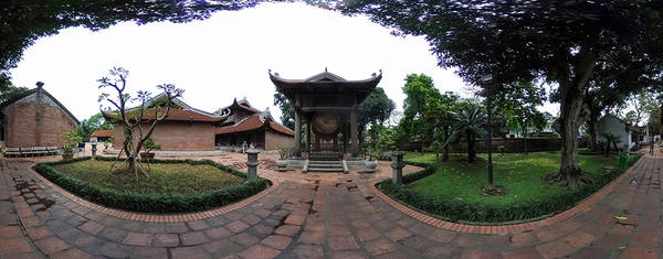 Gác Trống nằm ở bên phải của Đền Khải Thánh.