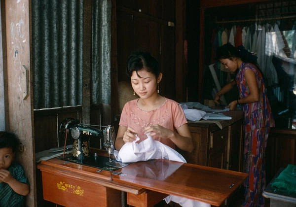 Những bức hình của ông phản ánh cuộc sống của người dân Cần Thơ vào năm 1994.