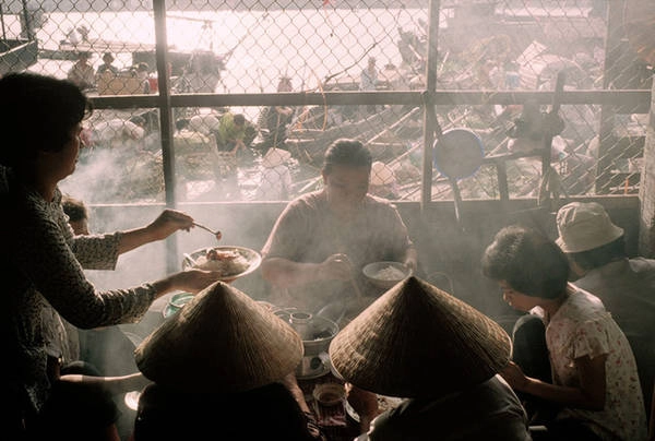 Bữa ăn sáng tại chợ nổi cũng là một trong những trải nghiệm hấp dẫn, để lại nhiều ấn tượng trong lòng du khách phương Tây. Bạn có thể húp nhanh tô hủ tiếu, tô bún riêu cua nóng hổi trên chiếc ghe nhỏ hay thưởng thức vị ngọt bùi của miếng bánh lá dừa ngọt bùi cùng ly cà phê đắng.