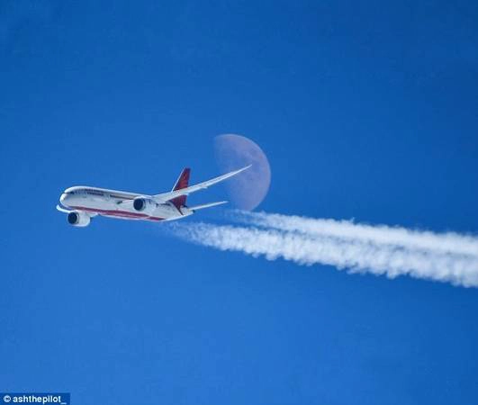 Máy bay của Hãng Dreamliner đang bay trên bầu trời
