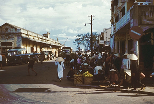 Năm 1954, thành phố Đà Nẵng hiện ra sơ hoang qua góc máy của Ronald B. Frankum, một tác giả sách và nhà sử học người Mỹ. Năm 1954, thành phố Đà Nẵng hiện ra sơ hoang qua góc máy của Ronald B. Frankum, một tác giả sách và nhà sử học người Mỹ.