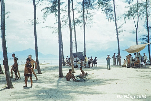 Năm 1950, Pháp trao trả Đà Nẵng cho chính phủ Quốc gia Việt Nam dưới thời Quốc trưởng Bảo Đại. Hiệp định Genève năm 1954 cũng ảnh hưởng không nhỏ đến diện mạo của thành phố trên nhiều phương diện. Từ tháng 10/1955, chính quyền Ngô Đình Diệm tiến hành phân chia lại địa giới hành chính. Lúc này, Đà Nẵng trực thuộc tỉnh Quảng Nam. Ảnh: Ronald B. Frankum Năm 1950, Pháp trao trả Đà Nẵng cho chính phủ Quốc gia Việt Nam dưới thời Quốc trưởng Bảo Đại. Hiệp định Genève năm 1954 cũng ảnh hưởng không nhỏ đến diện mạo của thành phố trên nhiều phương diện. Từ tháng 10/1955, chính quyền Ngô Đình Diệm tiến hành phân chia lại địa giới hành chính. Lúc này, Đà Nẵng trực thuộc tỉnh Quảng Nam. Ảnh: Ronald B. Frankum