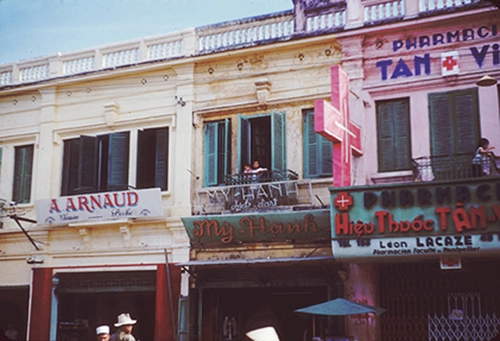 Các cửa hàng bên trong trung tâm thành phố năm 1954. Các cửa hàng bên trong trung tâm thành phố năm 1954.