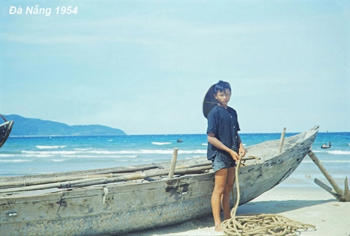 Đà Nẵng nằm trên dải đất miền Trung, hiện là một trong 5 thành phố trực thuộc Trung Ương. Theo sách Lịch sử thành phố Đà Nẵng năm 2001, thành phố có khoảng 50.000 dân vào những năm 1954 - 1955. Đà Nẵng nằm trên dải đất miền Trung, hiện là một trong 5 thành phố trực thuộc Trung Ương. Theo sách Lịch sử thành phố Đà Nẵng năm 2001, thành phố có khoảng 50.000 dân vào những năm 1954 - 1955.