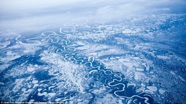 Cảnh đẹp ngất ngây các sông băng ở bang Alaska (Mỹ) chụp tại độ cao 11,5 km. Ảnh: Jijian Fan/National Geographic. Cảnh đẹp ngất ngây các sông băng ở bang Alaska (Mỹ) chụp tại độ cao 11,5 km. Ảnh: Jijian Fan/National Geographic.
