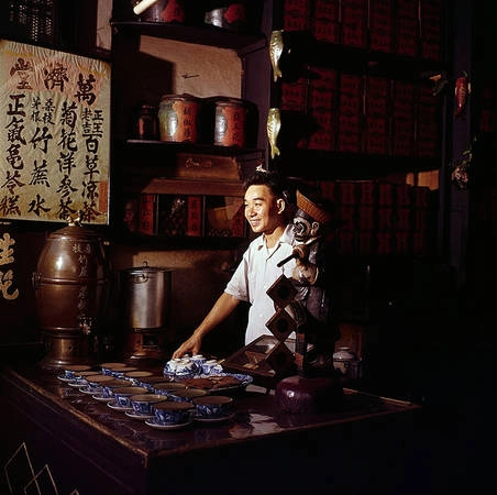 Du nhập vào Sài Gòn, người Hoa còn mang theo các vở diễn kinh kịch. Đây là một thể loại ca kịch nổi tiếng ở Trung Quốc hình thành và phát triển mạnh tại Bắc Kinh vào thời vua Càn Long. Trong hình là hậu trường của các cô gái đang trang điểm chuẩn bị cho một vở diễn.