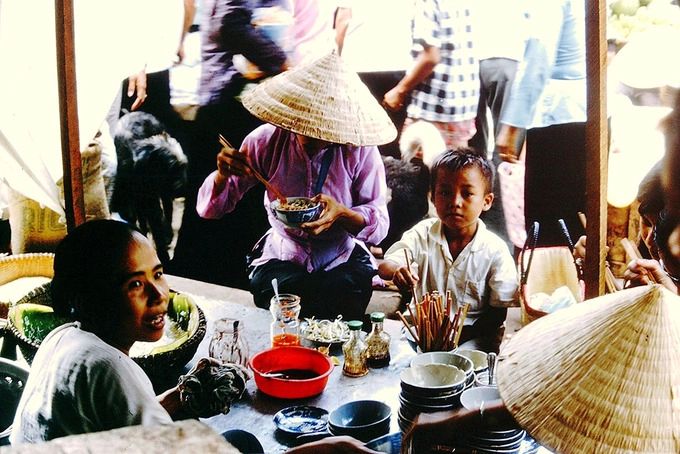 Một tiệm bán thức ăn bên trong khu chợ. Ngày nay, các món như bánh canh giò heo, bánh khọt hay gỏi cá mai trở thành đặc sản mà du khách ghé chân đến thành phố biển đều nên thử.