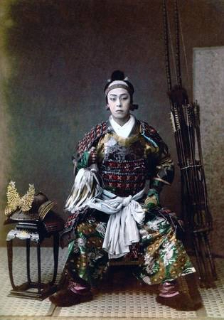 Bộ áo giáp cầu kỳ và vũ khí của samurai.