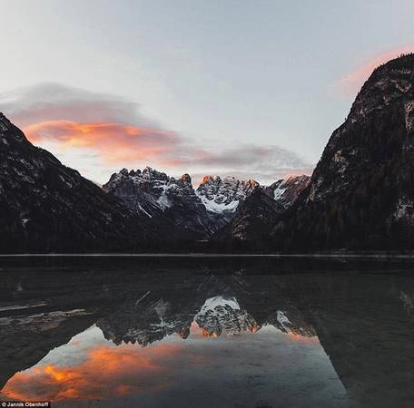 Đỉnh núi phủ tuyết của Dolomites phản chiếu trên mặt nước hồ Dürrensee ở Nam Tyrol, Italy.