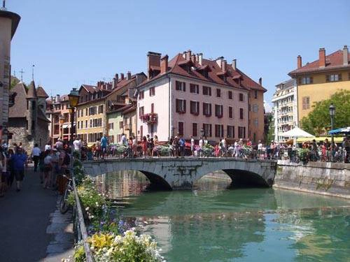 Annecy là một trong những thị trấn nổi tiếng nhất vùng Alps bởi khung cảnh thiên nhiên và hồ nước lưng chừng nhìn ra những ngọn núi, dòng kênh và cây cầu duyên dáng.