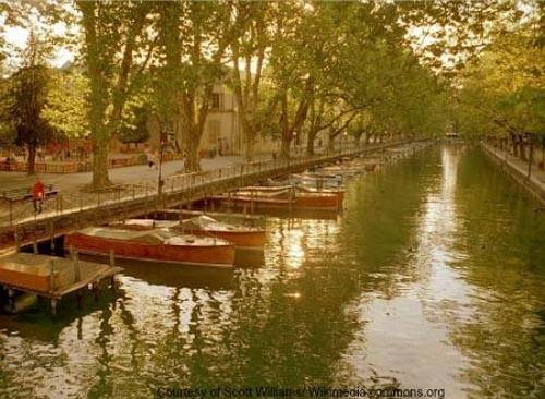 Được mệnh danh là Venice của Alps, Annecy có dãy phố cổ nằm dọc theo bờ kênh và cả những cây cầu xinh xắn như trong cổ tích. Những con đường lát đá cuội uốn lượn, hai bên là vô số ngôi nhà được sơn bằng gam màu pastel và nhiều chậu hoa rực rỡ sẽ làm cho bạn phải mê đắm thị trấn nhỏ bé này.