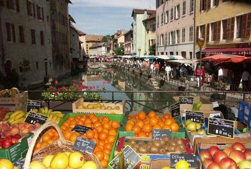 Annecy còn có rất nhiều hoạt động dưới nước hấp dẫn khác. Vì vậy, nếu không hứng thú với việc đạp xe quanh hồ thì bạn cũng có thể thuê một chiếc thuyền và thư giãn theo cách của riêng mình. Nhiều du khách đã miêu tả Annecy giống như một giấc mơ và là một thị trấn có khả năng "bỏ bùa mê" bất kỳ ai đặt chân đến.