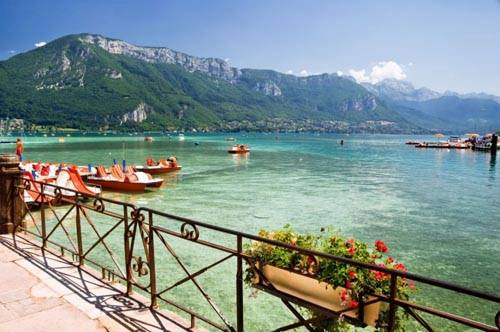 Ở đây, cuộc sống nông thôn Pháp ngày xưa vẫn còn lưu giữ ít nhiều. Trong khi tham quan, hãy ghé vào một tiệm bánh để mua một chiếc bánh sừng bò, hay ngồi xuống nhâm nhi một tách cà phê và chiêm ngưỡng lối kiến trúc độc đáo nơi đây.