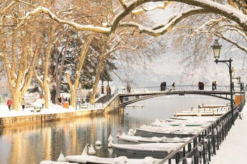 Pont des Amours có lẽ chính là cây cầu lãng mạn nhất Annecy. Truyền thuyết kể rằng, nếu hai người yêu nhau đứng trên cầu và hôn nhau thật nồng nàn thì sẽ được ở bên nhau mãi mãi. Bởi vậy, nhiều đôi tình nhân từ khắp nơi trên thế giới đến đây để có cơ hội trao nhau nụ hôn với mong ước về một tình yêu vững bền.