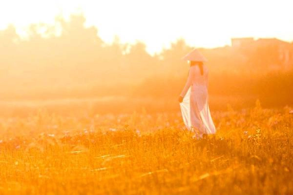 Khoảnh khắc tà áo dài dưới ánh bình minh… Khoảnh khắc tà áo dài dưới ánh bình minh…