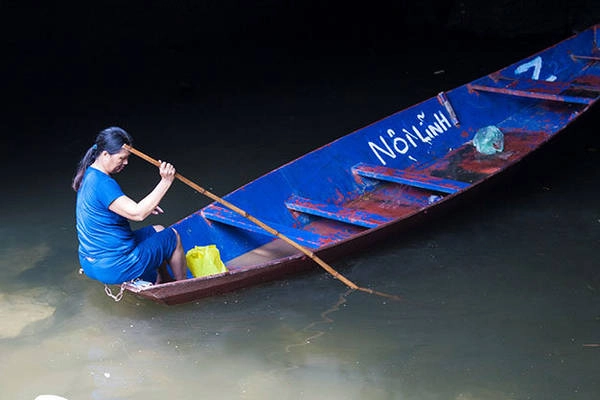 Cô lái đò ao Dong - Ảnh: Minh Đức