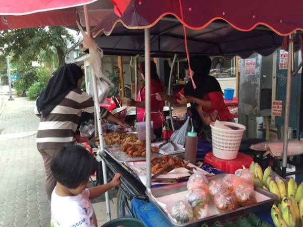 Một quầy hàng với cơm túi và gà chiên giòn - Ảnh: Thủy OCG Một quầy hàng với cơm túi và gà chiên giòn - Ảnh: Thủy OCG