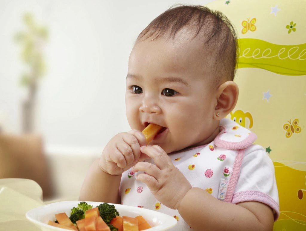 trẻ tập ăn trẻ nhỏ ăn dặm