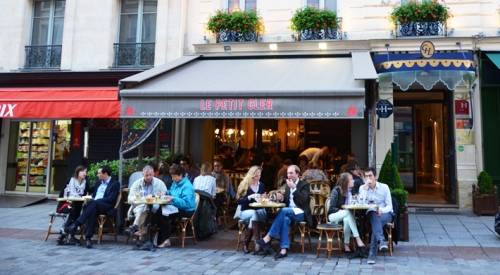 Quán Le Petit Cler nhìn từ bên ngoài. Ảnh: WordPress. ba-cach-tan-huong-mot-ngay-o-paris-ivivu-1
