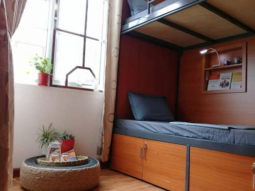 Phòng dorm giá 120.000 đồng một giường. Một phòng có 6 giường, làm bằng gỗ hoặc kim loại, gồm chăn, nệm, đèn đọc sách, phòng vệ sinh chung.