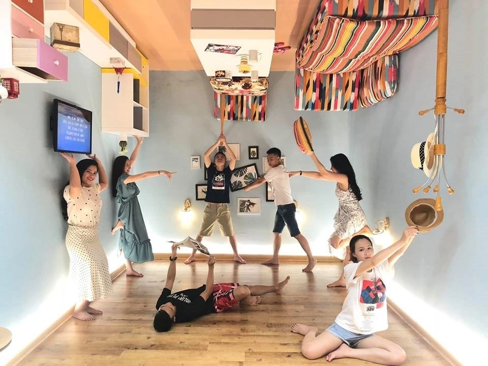 Đà Nẵng  Ngôi nhà lộn ngược nằm trên đường Hồ Xuân Hương, quận Ngũ Hành Sơn đi vào hoạt động từ đầu năm nay. Nơi này gồm 10 phòng với các chủ đề khác nhau.