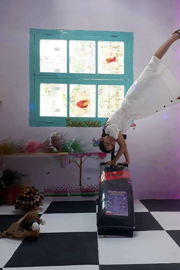Căn nhà có phòng khách, phòng ngủ và chỗ giặt được đông du khách chụp ảnh. Với 50.000 đồng, bạn có thể vào tham quan nhà úp ngược và uống một phần nước tự chọn.