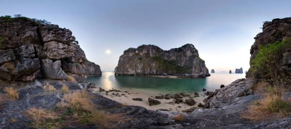 Nơi này nằm gần làng chài Ba Hang - một trong những điểm du lịch nổi tiếng của vịnh Hạ Long. Theo một lái tàu kỳ cựu của Ban Quản lý vịnh Hạ Long, khu vực Cống Lá có 2 hồ nhỏ tuyệt đẹp, được bao bọc bởi núi. Một hồ thì phải trèo qua núi mới vào được, nhưng hồ kia có thể chèo thuyền lan chui qua 3 hang và động nên khu vực này có tên là Ba Hang. Nơi này nằm gần làng chài Ba Hang - một trong những điểm du lịch nổi tiếng của vịnh Hạ Long. Theo một lái tàu kỳ cựu của Ban Quản lý vịnh Hạ Long, khu vực Cống Lá có 2 hồ nhỏ tuyệt đẹp, được bao bọc bởi núi. Một hồ thì phải trèo qua núi mới vào được, nhưng hồ kia có thể chèo thuyền lan chui qua 3 hang và động nên khu vực này có tên là Ba Hang.