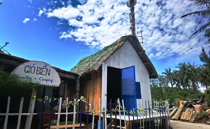 Homestay Gió Biển với hàng rào và biển hiệu bằng gỗ nằm trên con đường uốn cong dưới hàng dừa. Chủ homestay là anh Nguyễn Hồng Thanh (27 tuổi). Thanh từng được đào tạo và làm việc trong ngành du lịch trước khi về quê mở homestay này. Homestay Gió Biển với hàng rào và biển hiệu bằng gỗ nằm trên con đường uốn cong dưới hàng dừa. Chủ homestay là anh Nguyễn Hồng Thanh (27 tuổi). Thanh từng được đào tạo và làm việc trong ngành du lịch trước khi về quê mở homestay này.