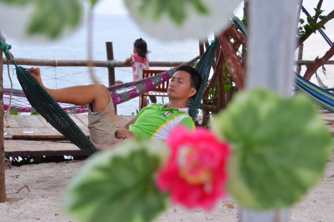 Mặt tiền của homestay là bờ biển. Anh Thanh treo võng cho khách nằm nghỉ ngơi khi gió ngoài khơi thổi vào lồng lộng. Mặt tiền của homestay là bờ biển. Anh Thanh treo võng cho khách nằm nghỉ ngơi khi gió ngoài khơi thổi vào lồng lộng.