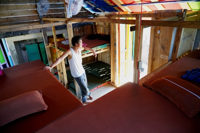 Bên trong nhà sàn, anh Sâm bố trí phòng ngủ theo mô hình Dorm, giường hai tầng. Với giá hơn 100.000 đồng mỗi người, đây là lựa chọn cho các sinh viên du lịch bụi theo nhóm. Bên trong nhà sàn, anh Sâm bố trí phòng ngủ theo mô hình Dorm, giường hai tầng. Với giá hơn 100.000 đồng mỗi người, đây là lựa chọn cho các sinh viên du lịch bụi theo nhóm.