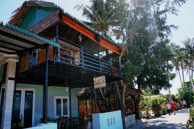 Homestay XaLaBin của gia đình bà Liên gây ấn tượng khi nằm ở trên cao. Khung nhà bằng kim loại sơn màu đen, với mái nhà kết hợp giữa tôn và lá dừa. Homestay XaLaBin của gia đình bà Liên gây ấn tượng khi nằm ở trên cao. Khung nhà bằng kim loại sơn màu đen, với mái nhà kết hợp giữa tôn và lá dừa.