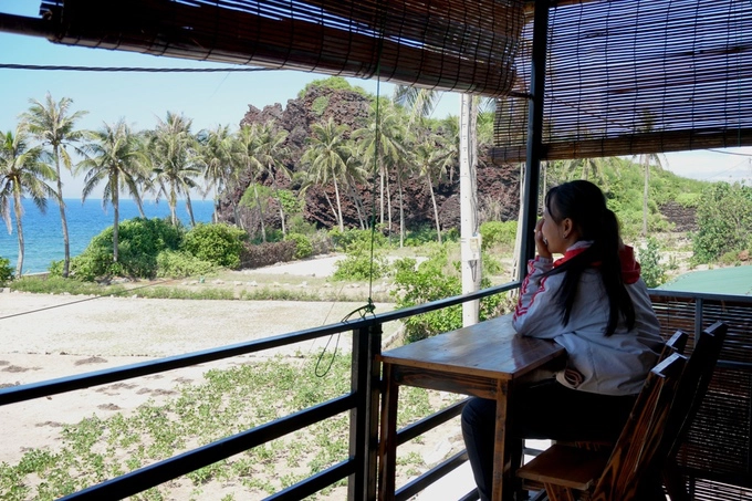 Từ trên ban công, du khách có thể chiêm ngưỡng khung cảnh thiên nhiên hoang sơ của đảo Bé, với những con sóng vỗ về núi lửa hàng triệu năm, và hàng dừa xanh tươi trong những ngày hè nóng bỏng. Từ trên ban công, du khách có thể chiêm ngưỡng khung cảnh thiên nhiên hoang sơ của đảo Bé, với những con sóng vỗ về núi lửa hàng triệu năm, và hàng dừa xanh tươi trong những ngày hè nóng bỏng.