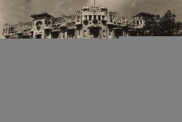 Khách sạn Majestic được xây dựng vào năm 1925 tại góc đường Catinat và Quai de Belgique, nay là đường Đồng Khởi và Tôn Đức Thắng. Công trình do kiến trúc sư Pháp thiết kế cùng với sự đầu tư của một thương gia Việt gốc Hoa giàu có bậc nhất Sài Gòn - Gia Định lúc bấy giờ. Năm 1965, khách sạn được xây thêm hai tầng nữa theo bản vẽ cải tạo của kiến trúc sư Ngô Viết Thụ. Sau khi bị trúng pháo vào năm 1975, khách sạn được sữa chữa theo lối kiến trúc châu Âu thời Phục hưng vào năm 1994. Đến năm 1997, Majestic được Tổng cục Du lịch công nhận là khách sạn đạt chuẩn 4 sao, năm 2007 đạt chuẩn 5 sao. Đây cũng là khách sạn 5 sao đầu tiên do người Việt tự đầu tư, quản lý và điều hành. Ảnh: Flickr.