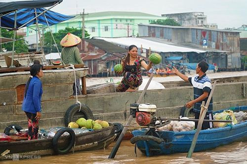 Chợ nổi Cái Răng là một trong những điểm dừng chân luôn tấp nập du khách vào sáng sớm. Ảnh: Di Vỹ.