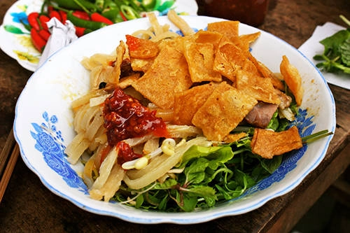 Tô cao lầu hấp dẫn thực khách vào buổi trưa. Ảnh: dulichcanhdieu Tô cao lầu hấp dẫn thực khách vào buổi trưa. Ảnh: dulichcanhdieu